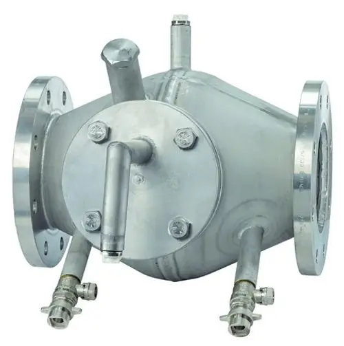 Edelstahlbehälter mit mehreren Anschlüssen für die Installation, möglicherweise zur Abscheidung von Verunreinigungen, erkennbar als Produkt von IMI Hydronic Engineering.